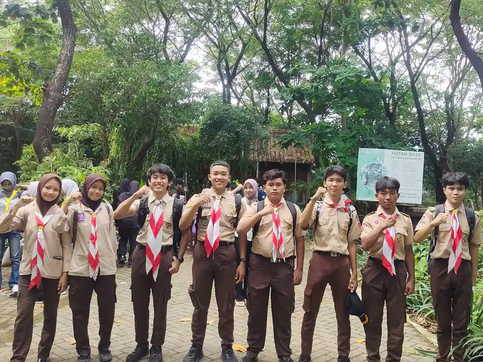 Kegiatan pramuka murid SMA NU Kedung