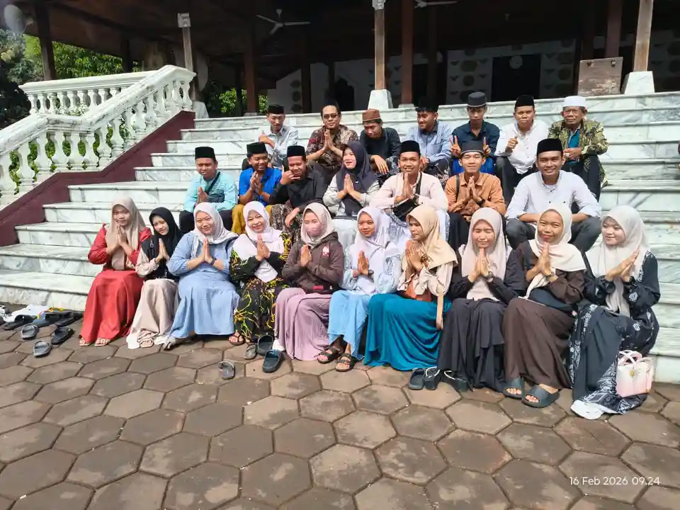 Kegiatan ziarah ke makam para wali